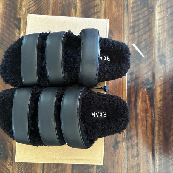 ROAM Black 3 Strap Faux Leather Fuzzy Slide Sandals Size 6 NWT - Picture 3 of 6